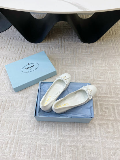 BALLERINA PUMPS WITH TRIANGLE LOGO AND BOW IN WHITE CALFSKIN