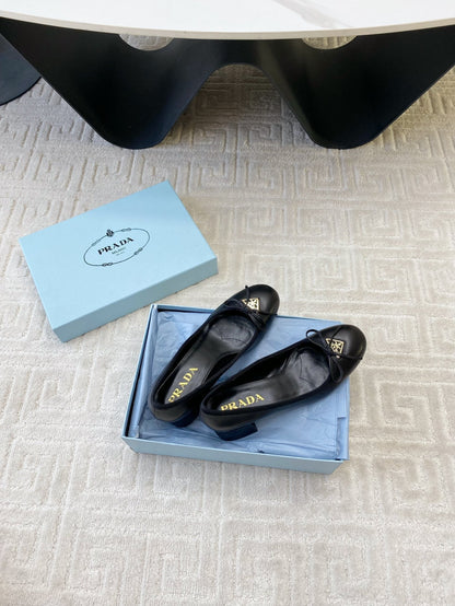 BALLERINA PUMPS WITH TRIANGLE LOGO AND BOW IN BLACK CALFSKIN