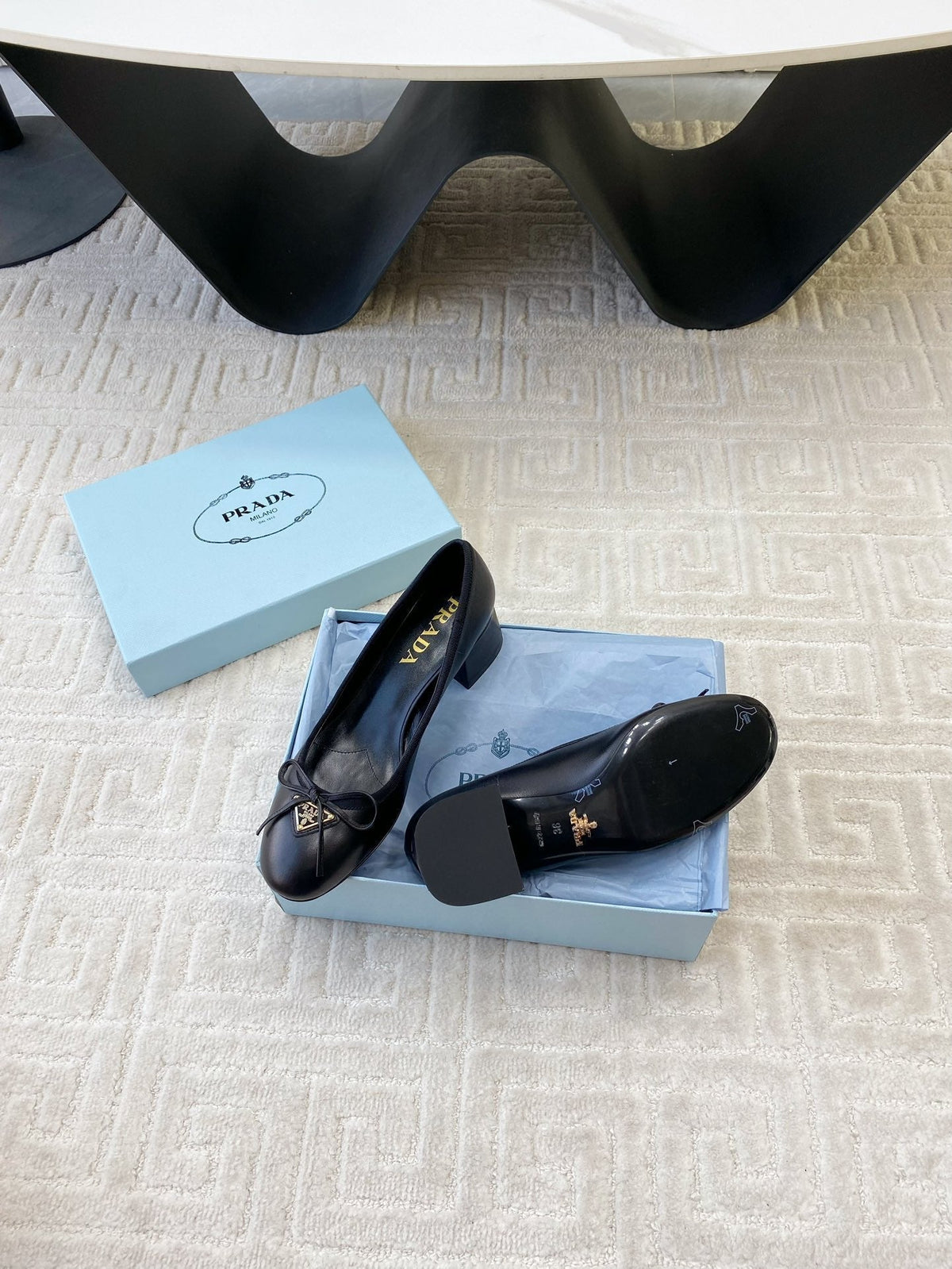 BALLERINA PUMPS WITH TRIANGLE LOGO AND BOW IN BLACK CALFSKIN