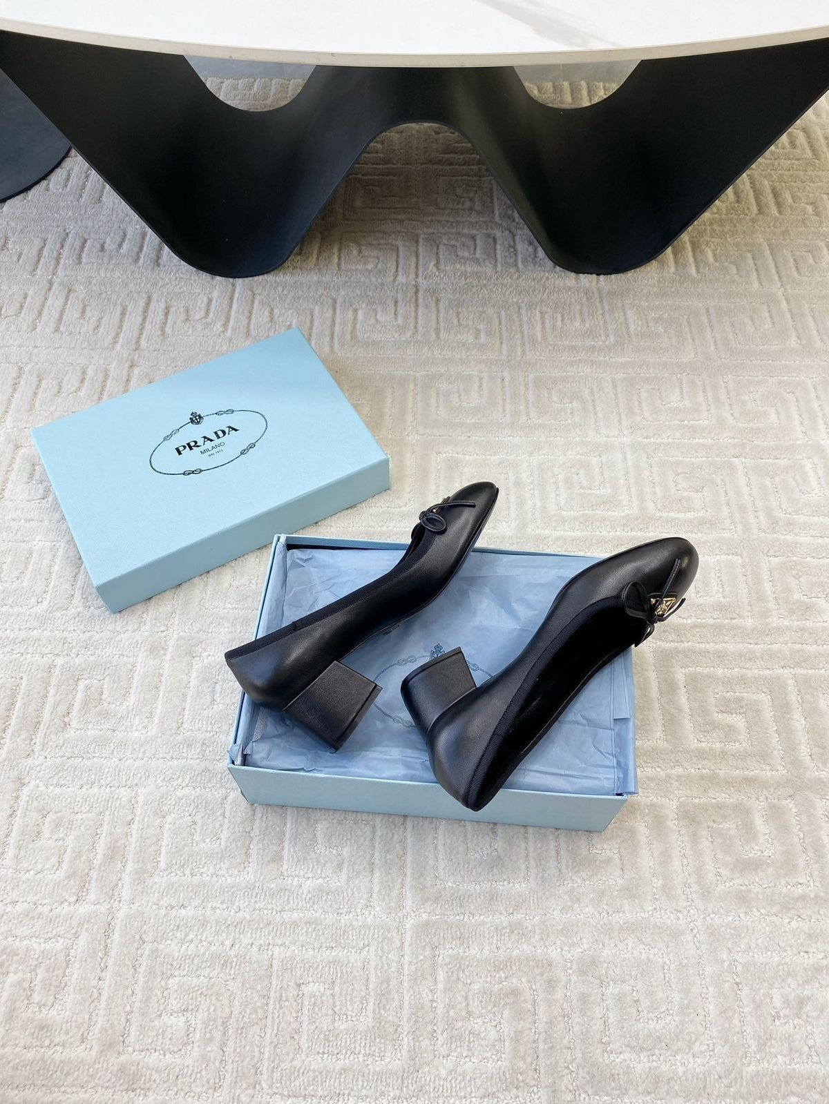 BALLERINA PUMPS WITH TRIANGLE LOGO AND BOW IN BLACK CALFSKIN