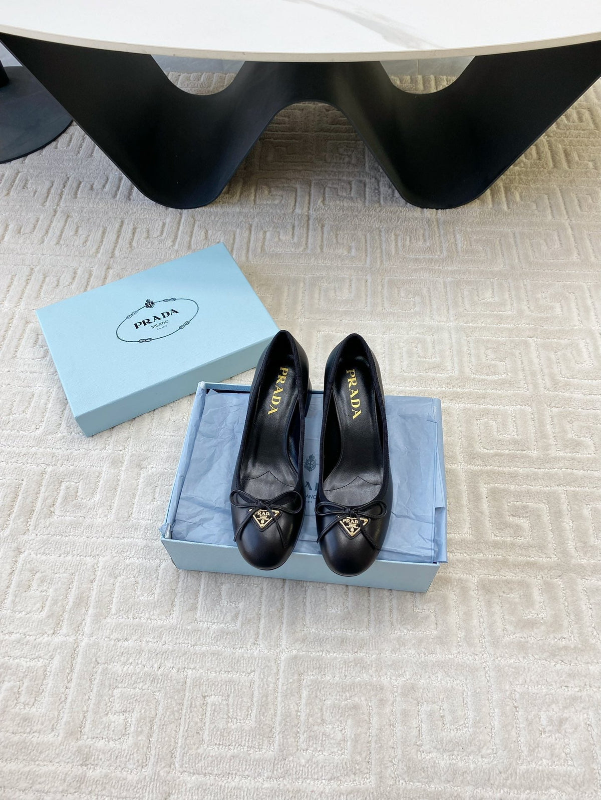 BALLERINA PUMPS WITH TRIANGLE LOGO AND BOW IN BLACK CALFSKIN