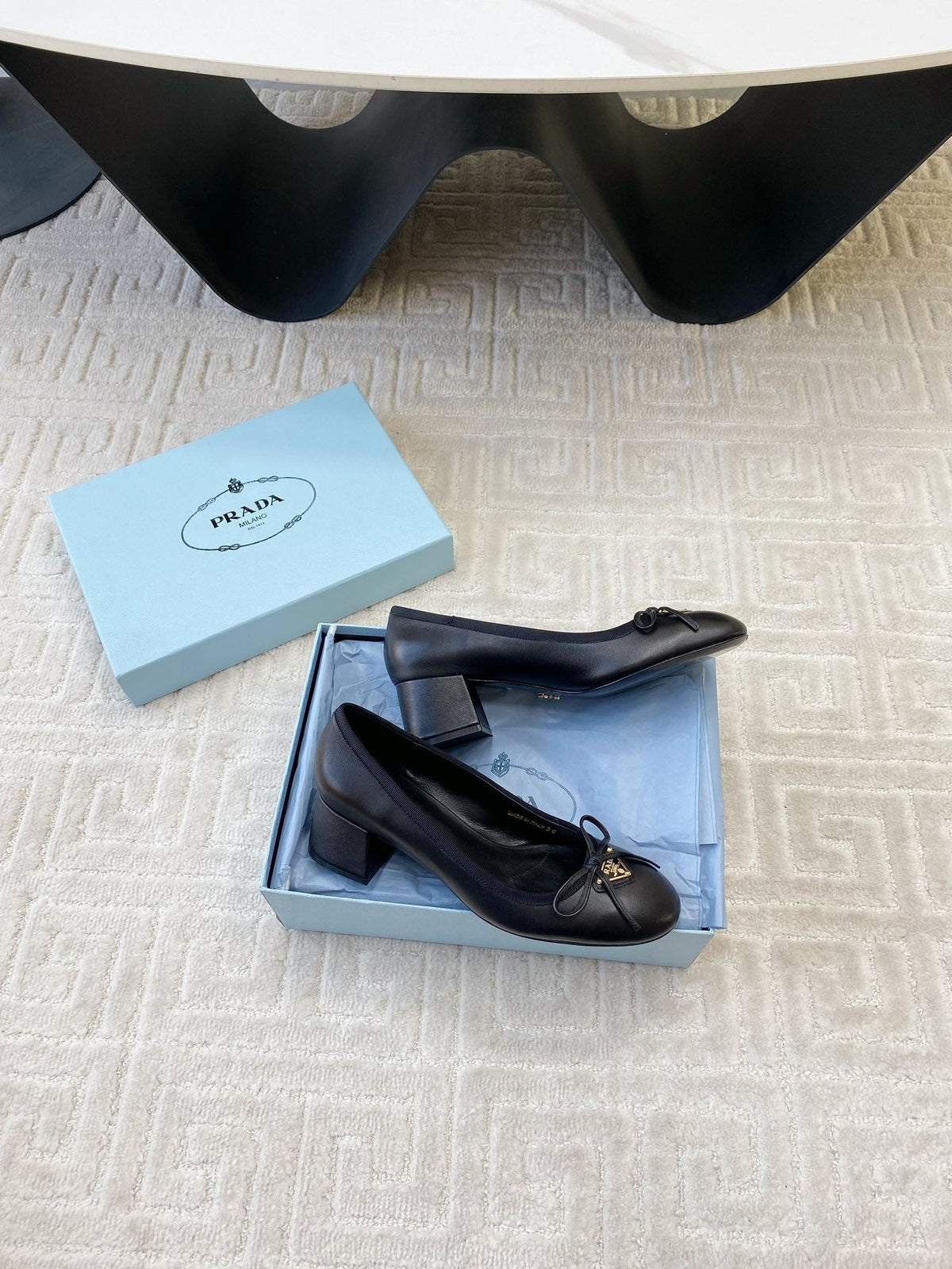 BALLERINA PUMPS WITH TRIANGLE LOGO AND BOW IN BLACK CALFSKIN