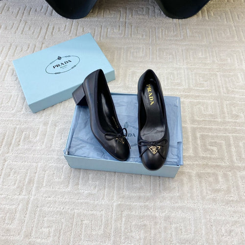 BALLERINA PUMPS WITH TRIANGLE LOGO AND BOW IN BLACK CALFSKIN