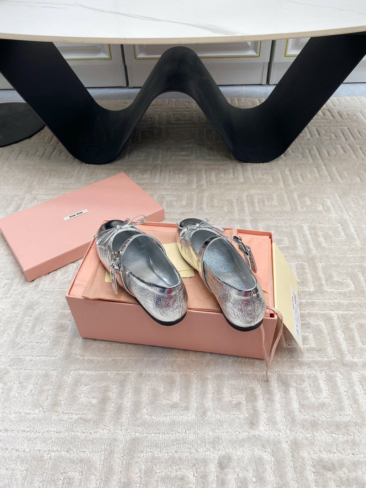 BOW MARY JANE FLAT IN SILVER LAMBSKIN