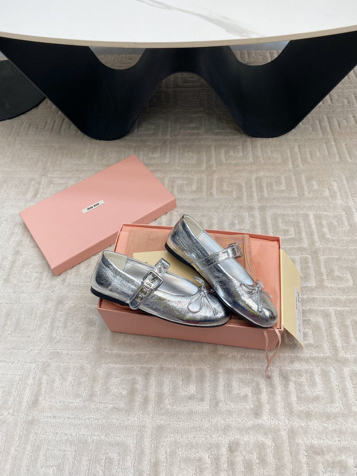BOW MARY JANE FLAT IN SILVER LAMBSKIN