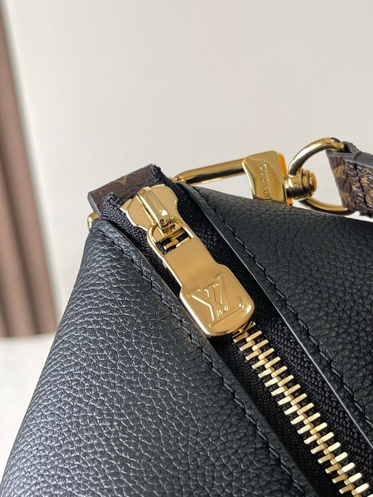 LV Multipass Black M28029