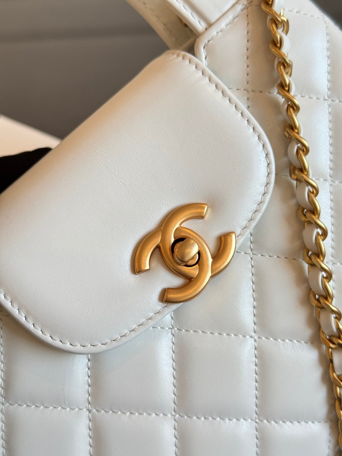 CHANEL KELLY BAG 19 IN WHITE CALFSKIN GOLD HARDWARE