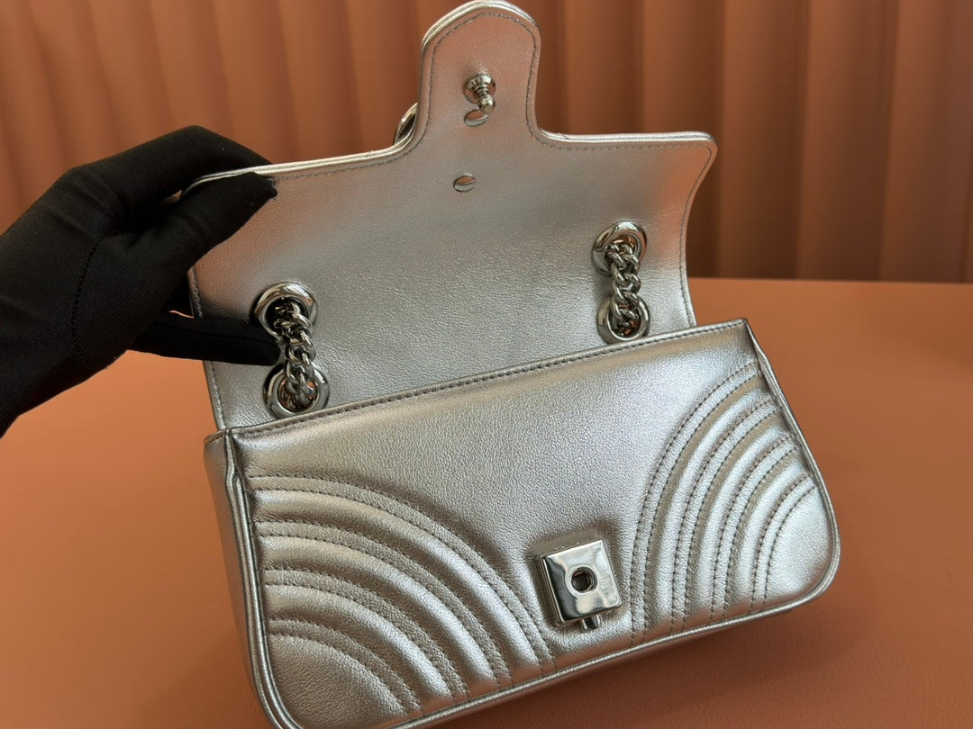 MARMONT MEDIUM SHOUDER BAG 23 IN SILVER PATENT CALFSKIN
