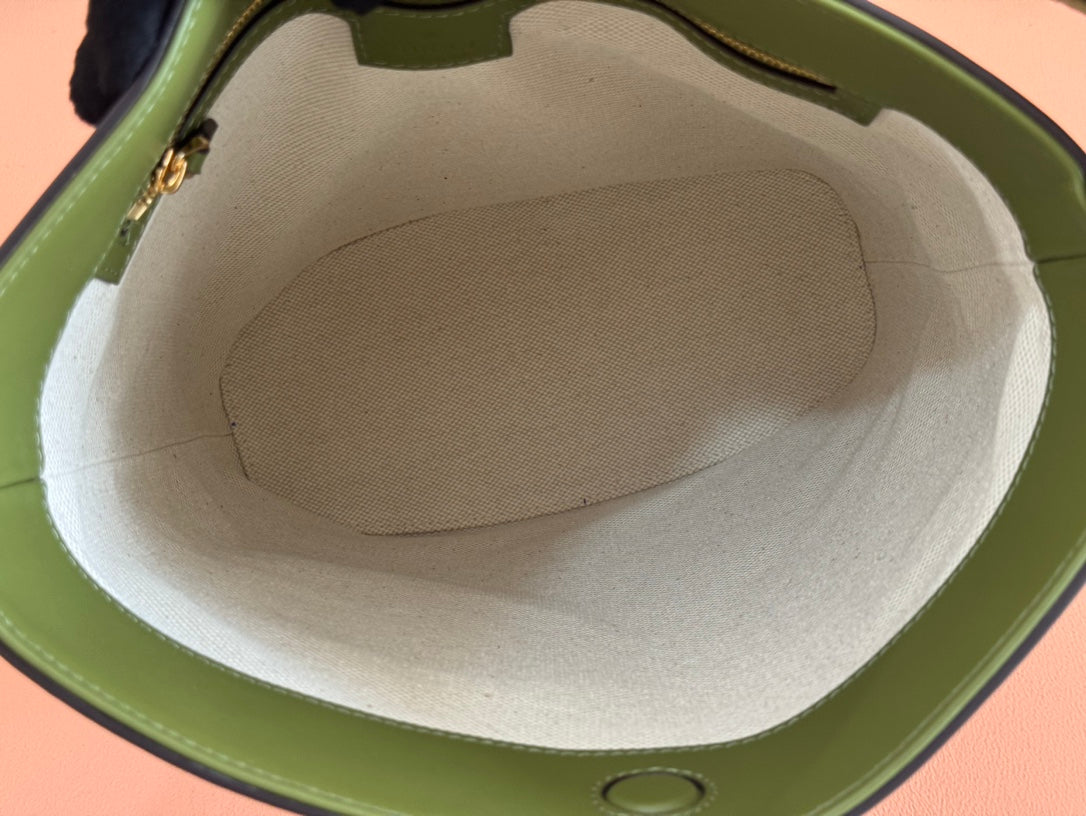 73 MEDIUM BUCKET BAG 27.5 IN GREEN SMOOTH CALFSKIN