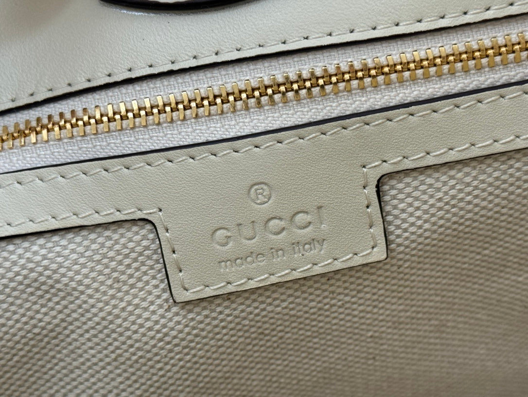 73 MEDIUM BUCKET BAG 27.5 IN OFF WHITE SMOOTH CALFSKIN