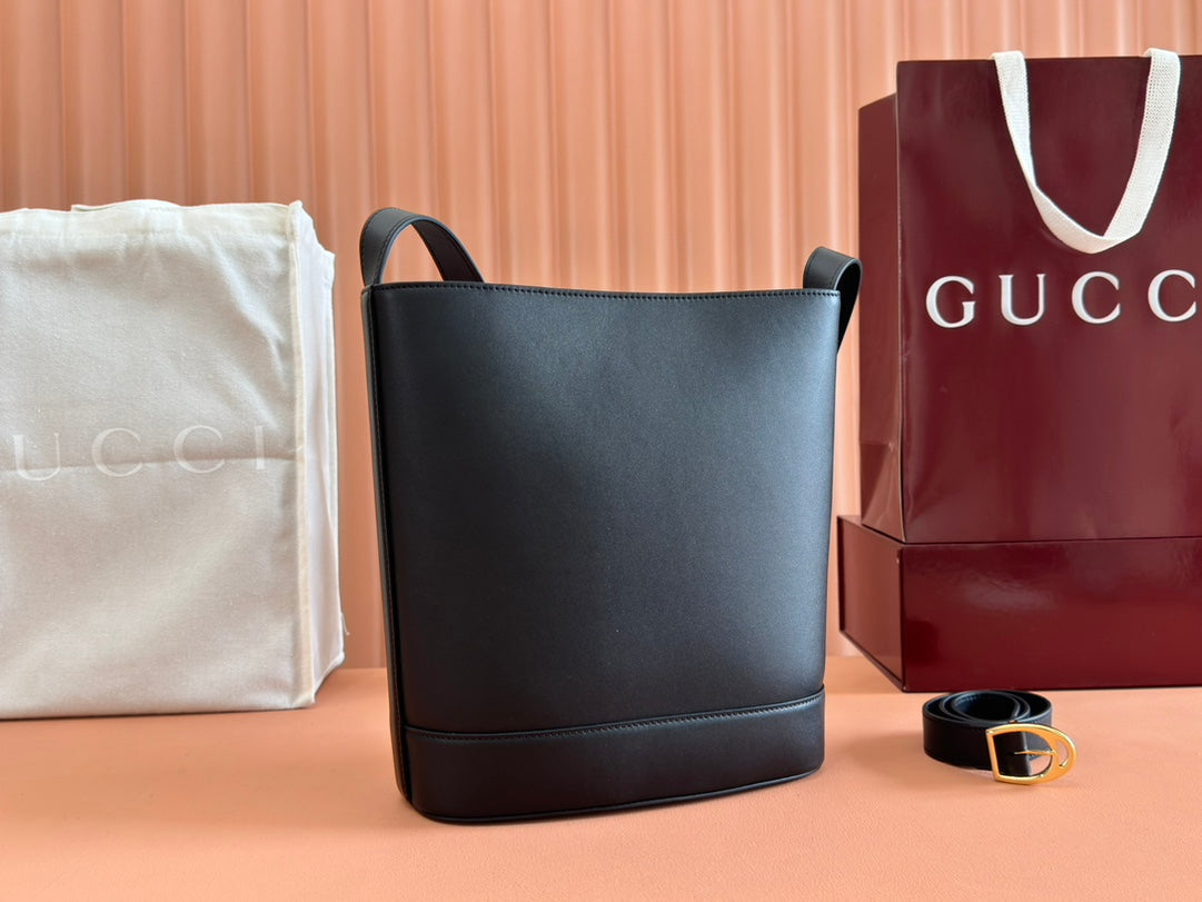 73 MEDIUM BUCKET BAG 27.5 IN BLACK SMOOTH CALFSKIN