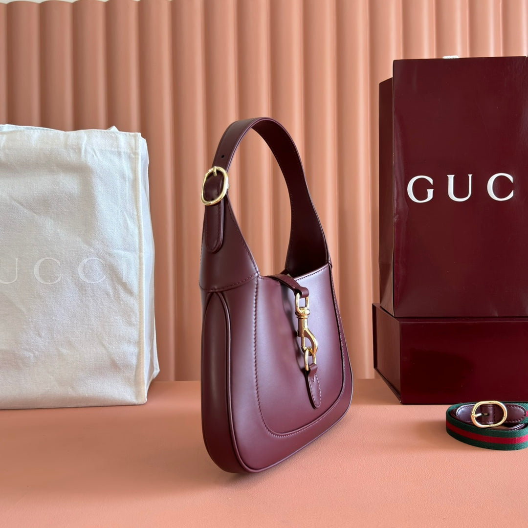 JACKIE SMALL SHOULDER BAG 27 IN BURGUNDY RED CALFSKIN GOLD HARDWARE