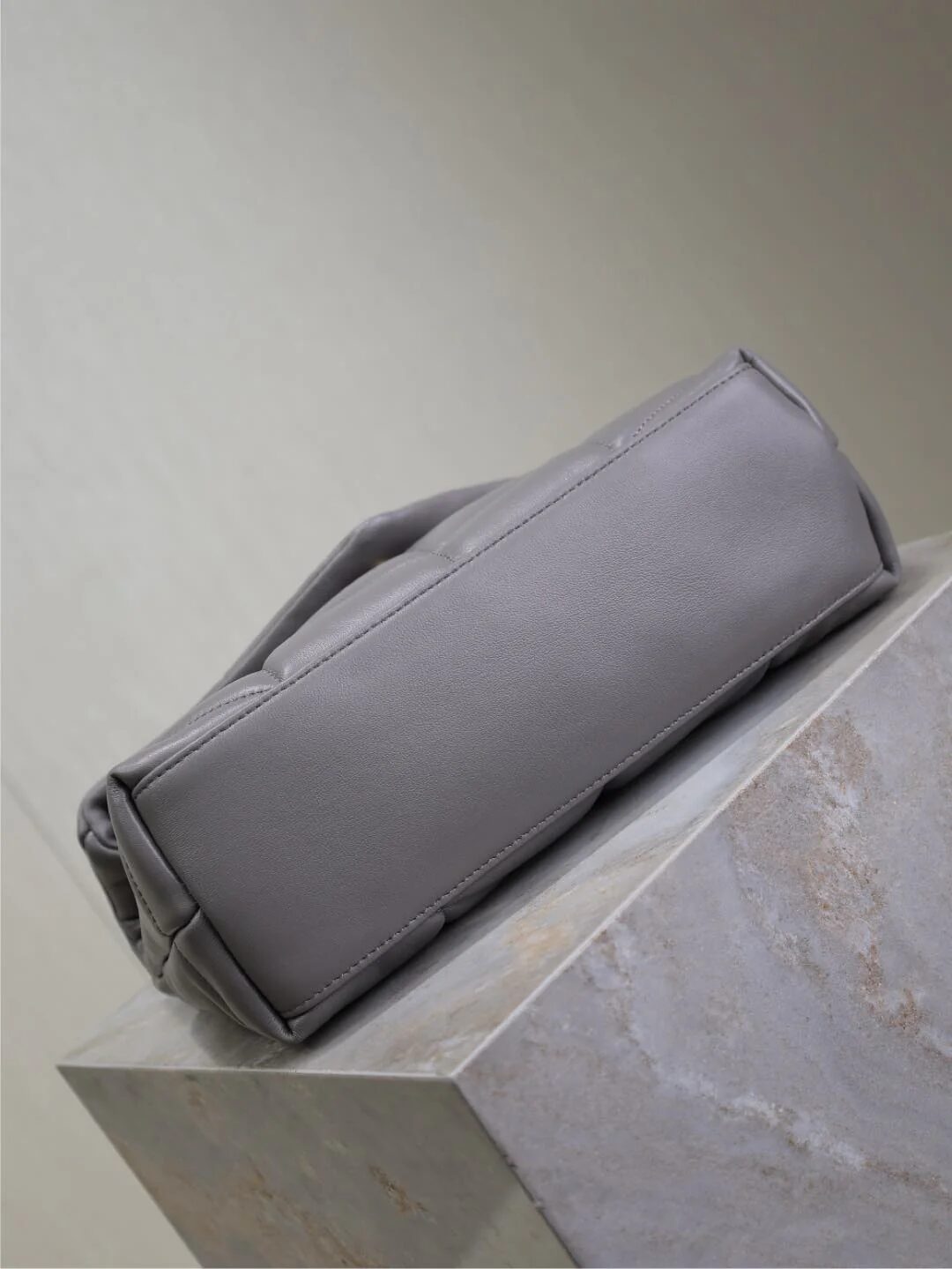 YSL 25S LOULOU PUFFER MEDIUM 29 IN SMOKY LAVENDER