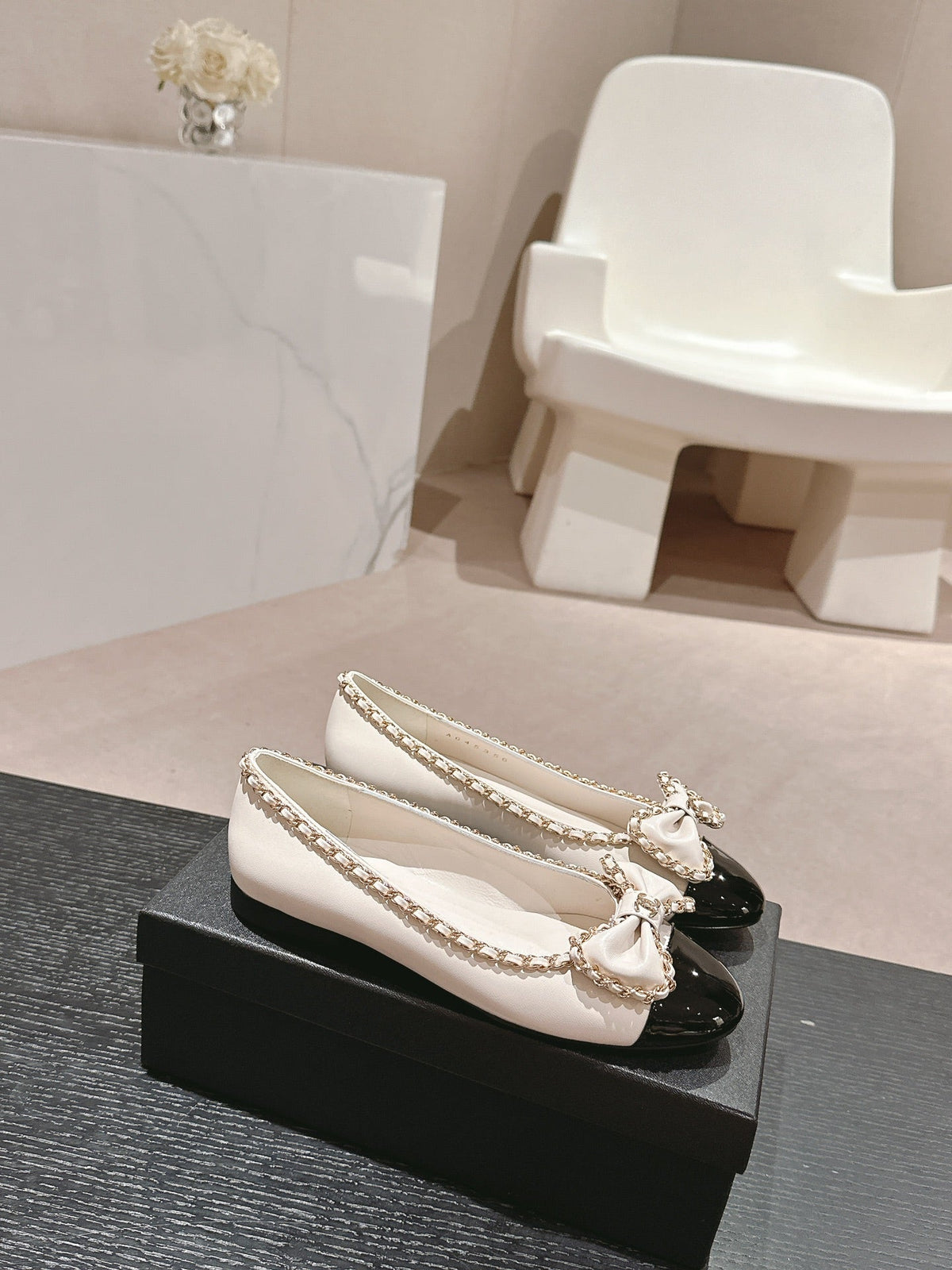 BOWKNOT BALLET FLAT IN WHITE MIX BLACK SHEEPSKIN
