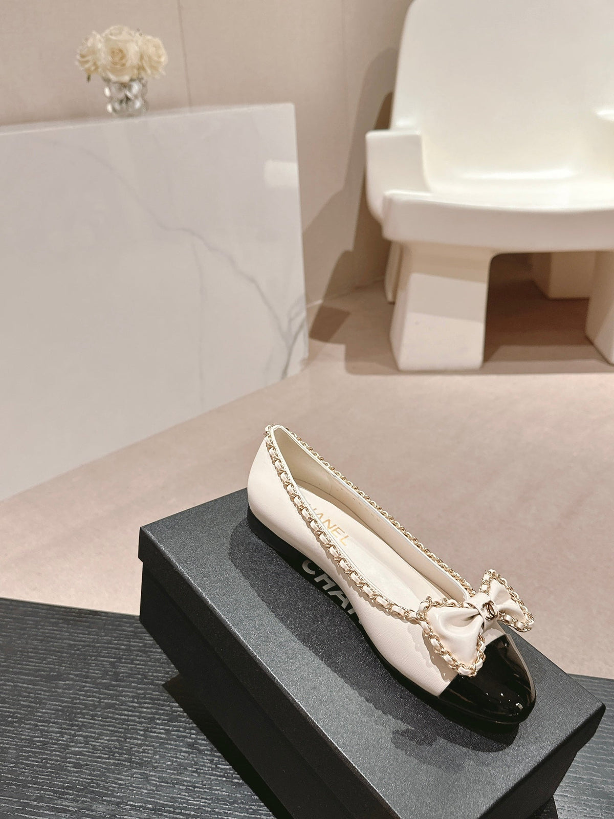 BOWKNOT BALLET FLAT IN WHITE MIX BLACK SHEEPSKIN