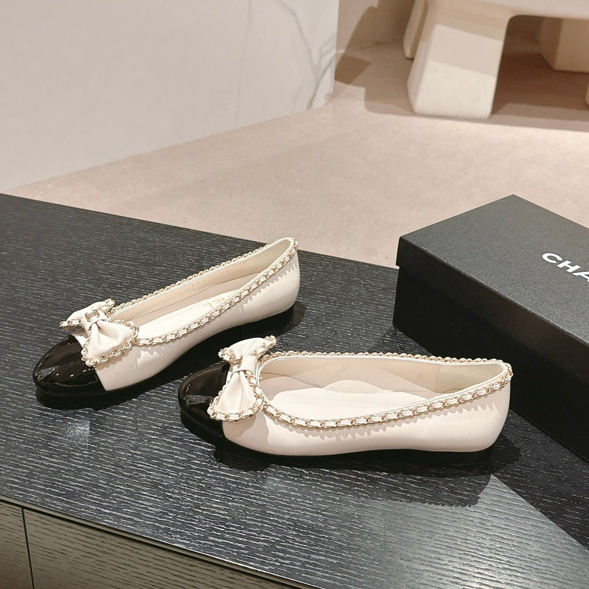 BOWKNOT BALLET FLAT IN WHITE MIX BLACK SHEEPSKIN