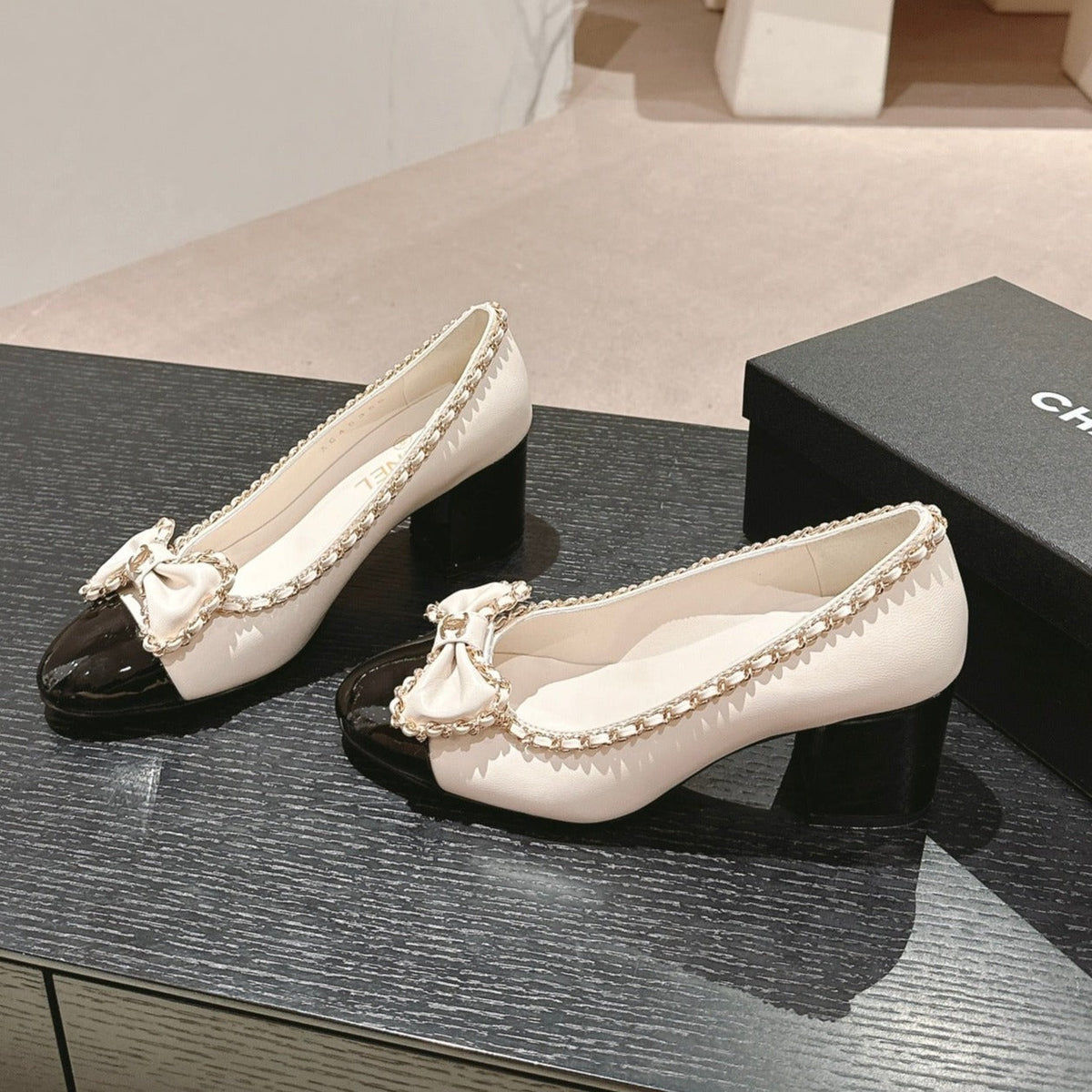 BOWKNOT HIGH HEELS IN WHITE MIX BLACK SHEEPSKIN