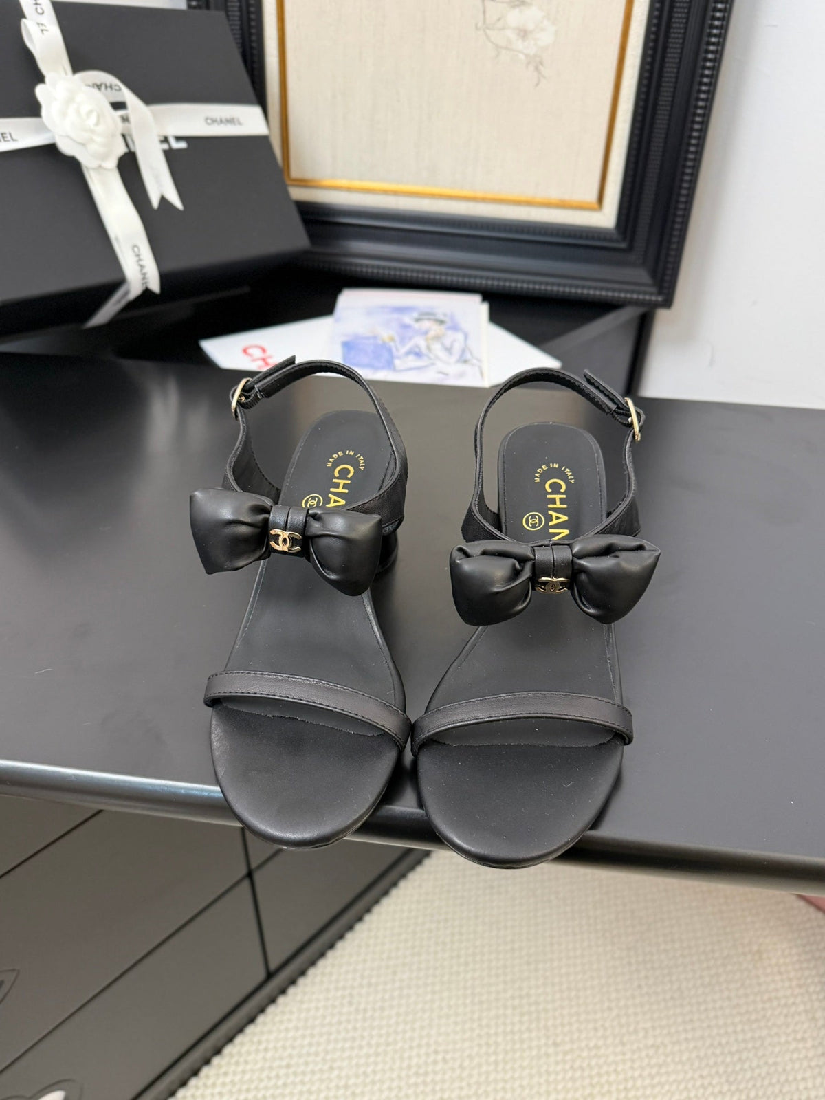 MID HEEL SANDALS IN BLACK CALFSKIN WITH BOW