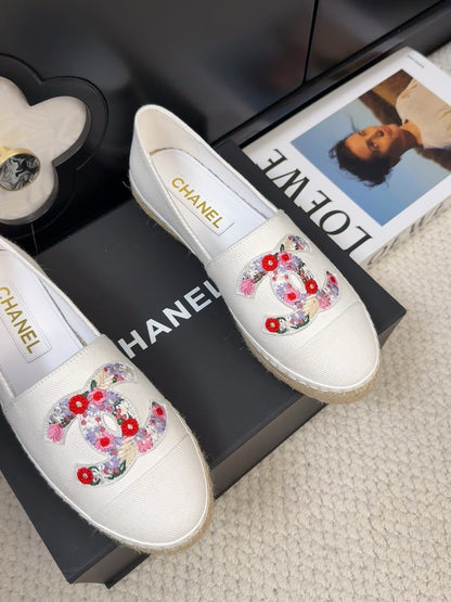 LOAFER IN WHITE CANVAS WITH COLORFUL LOGO