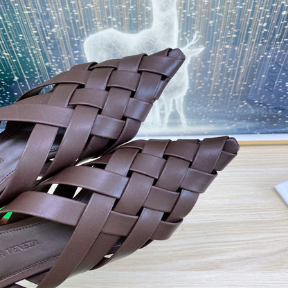 ALFIE LEATHER FLAT MULES IN CHOCOLATE BROWN PATENT CALFSKIN WITH WOVEN DESIGN