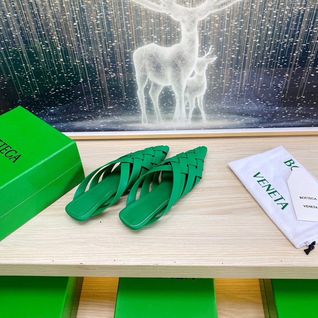 ALFIE LEATHER FLAT MULES IN EMERALD GREEN PATENT CALFSKIN WITH WOVEN DESIGN