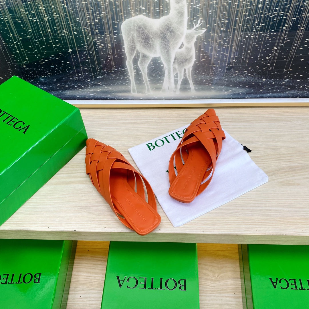 ALFIE LEATHER FLAT MULES IN VIVID ORANGE PATENT CALFSKIN WITH WOVEN DESIGN
