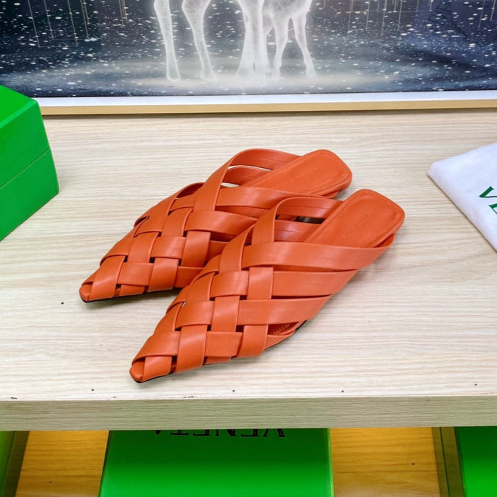 ALFIE LEATHER FLAT MULES IN VIVID ORANGE PATENT CALFSKIN WITH WOVEN DESIGN