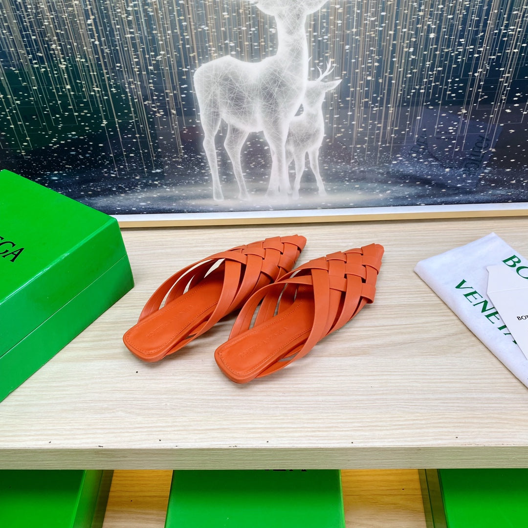 ALFIE LEATHER FLAT MULES IN VIVID ORANGE PATENT CALFSKIN WITH WOVEN DESIGN