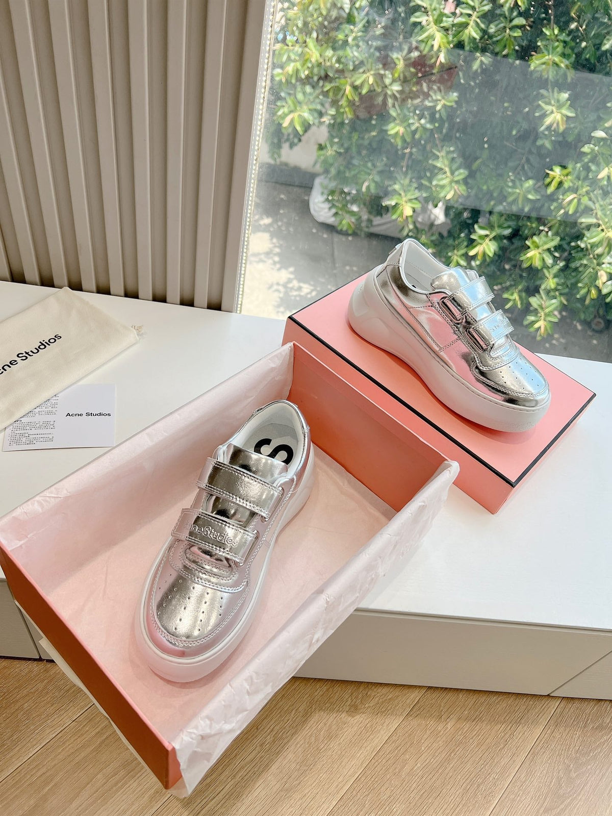ACNE STUDIO SNEAKER IN SILVER LAMBSKIN