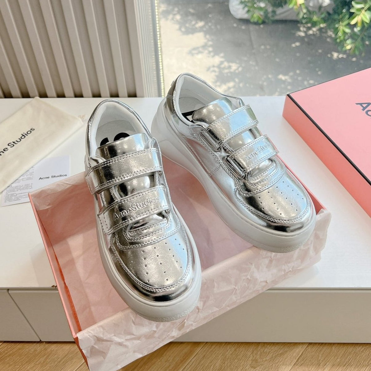 ACNE STUDIO SNEAKER IN SILVER LAMBSKIN