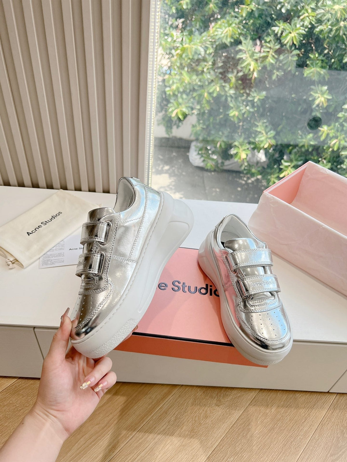 ACNE STUDIO SNEAKER IN SILVER LAMBSKIN