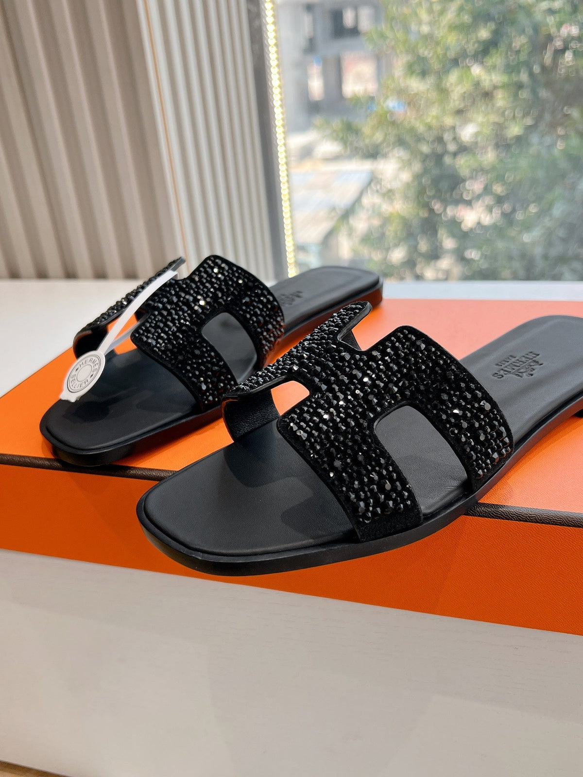0RAN SLIDE IN BLACK CALFSKIN WITH CRYSTALS