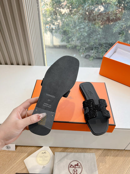 0RAN SLIDE IN BLACK CALFSKIN WITH CRYSTALS