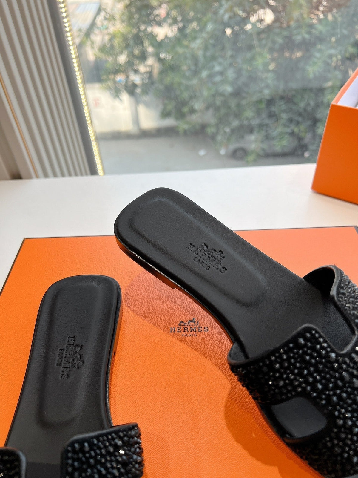 0RAN SLIDE IN BLACK CALFSKIN WITH CRYSTALS