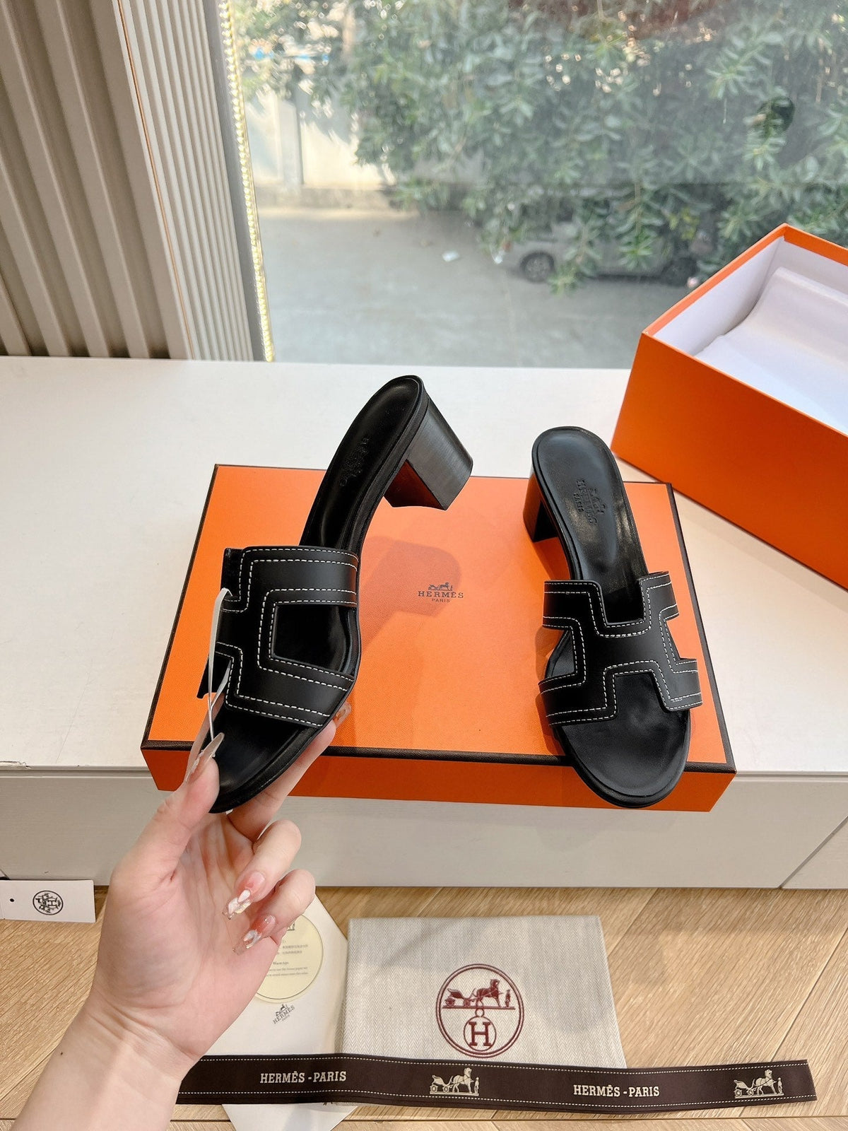 0ASIS SANDAL IN BLACK MIX WHITE CALFSKIN