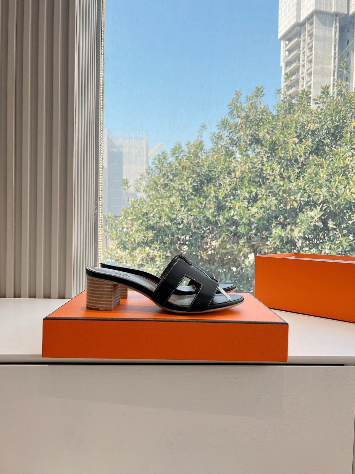 0ASIS SANDAL IN BLACK CALFSKIN
