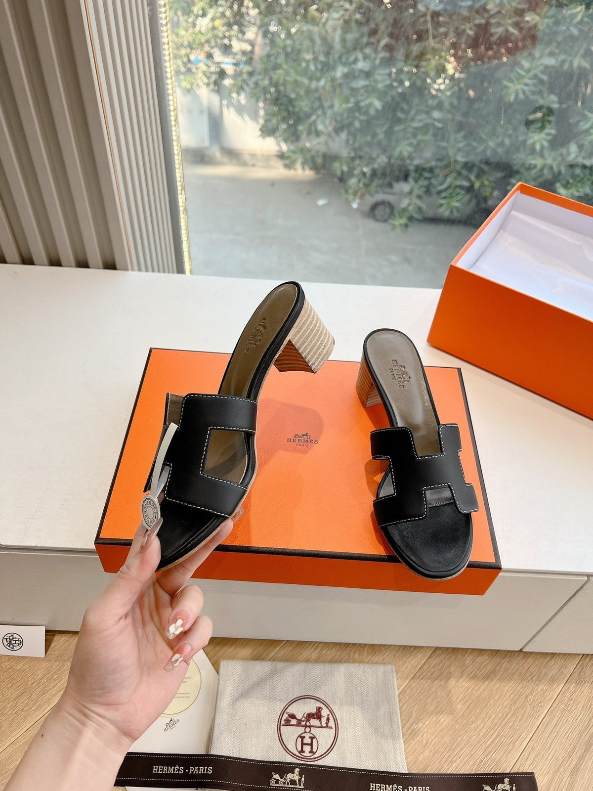 0ASIS SANDAL IN BLACK CALFSKIN