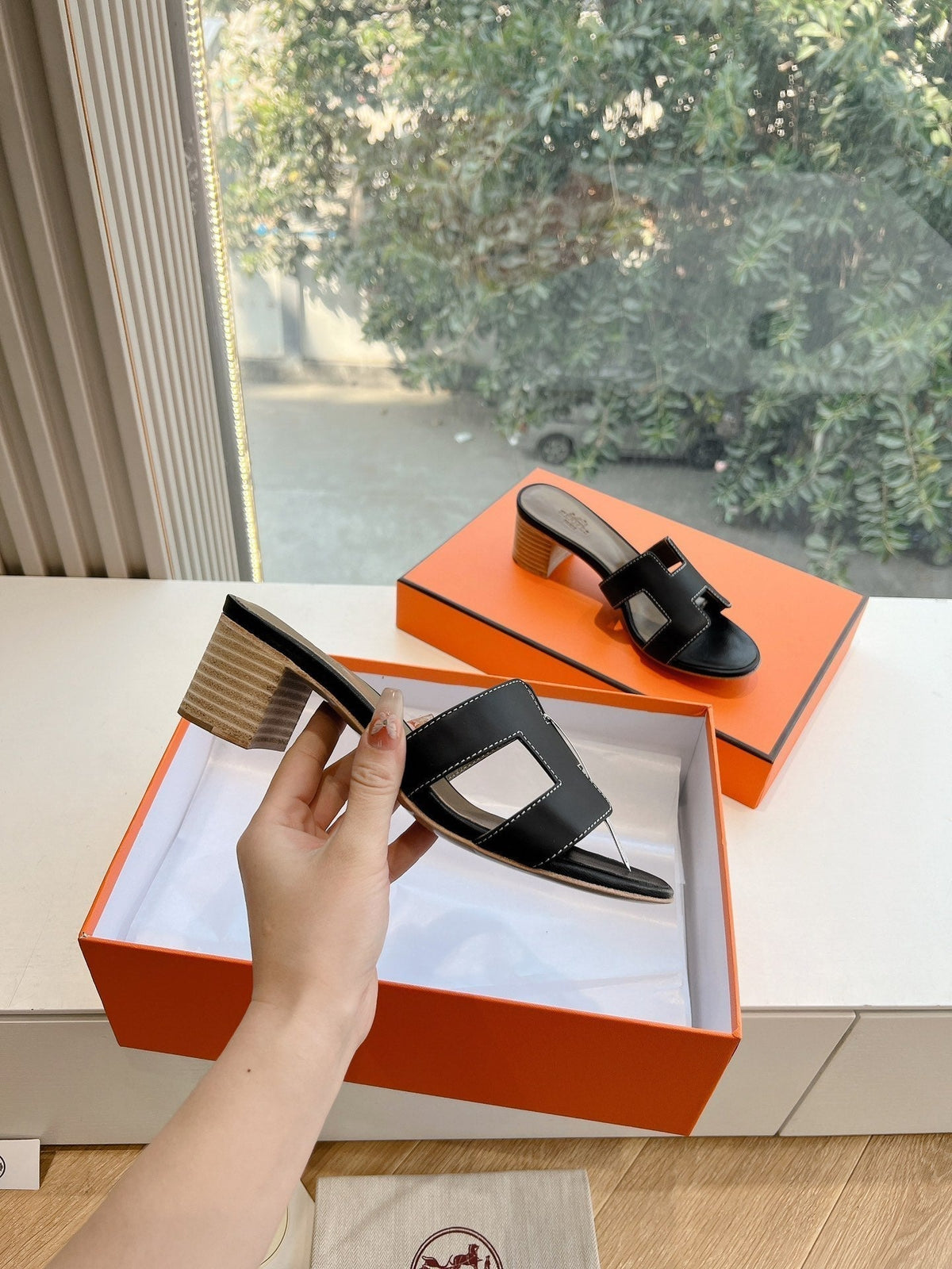 0ASIS SANDAL IN BLACK CALFSKIN