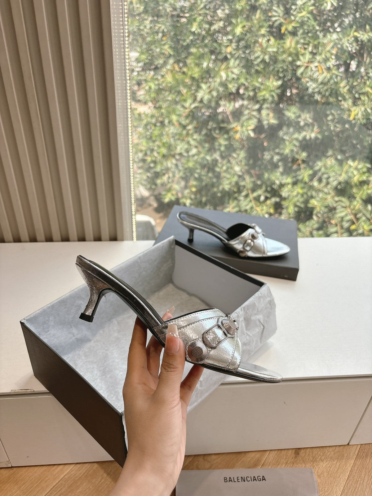 CAGOLE MID-HEEL MULES IN SILVER METALLIC CALFSKIN