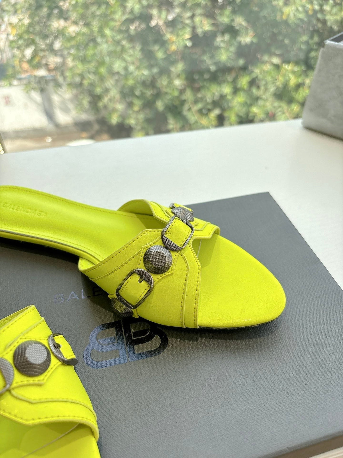 CAGOLE FLAT MULES IN LIME YELLOW CALFSKIN