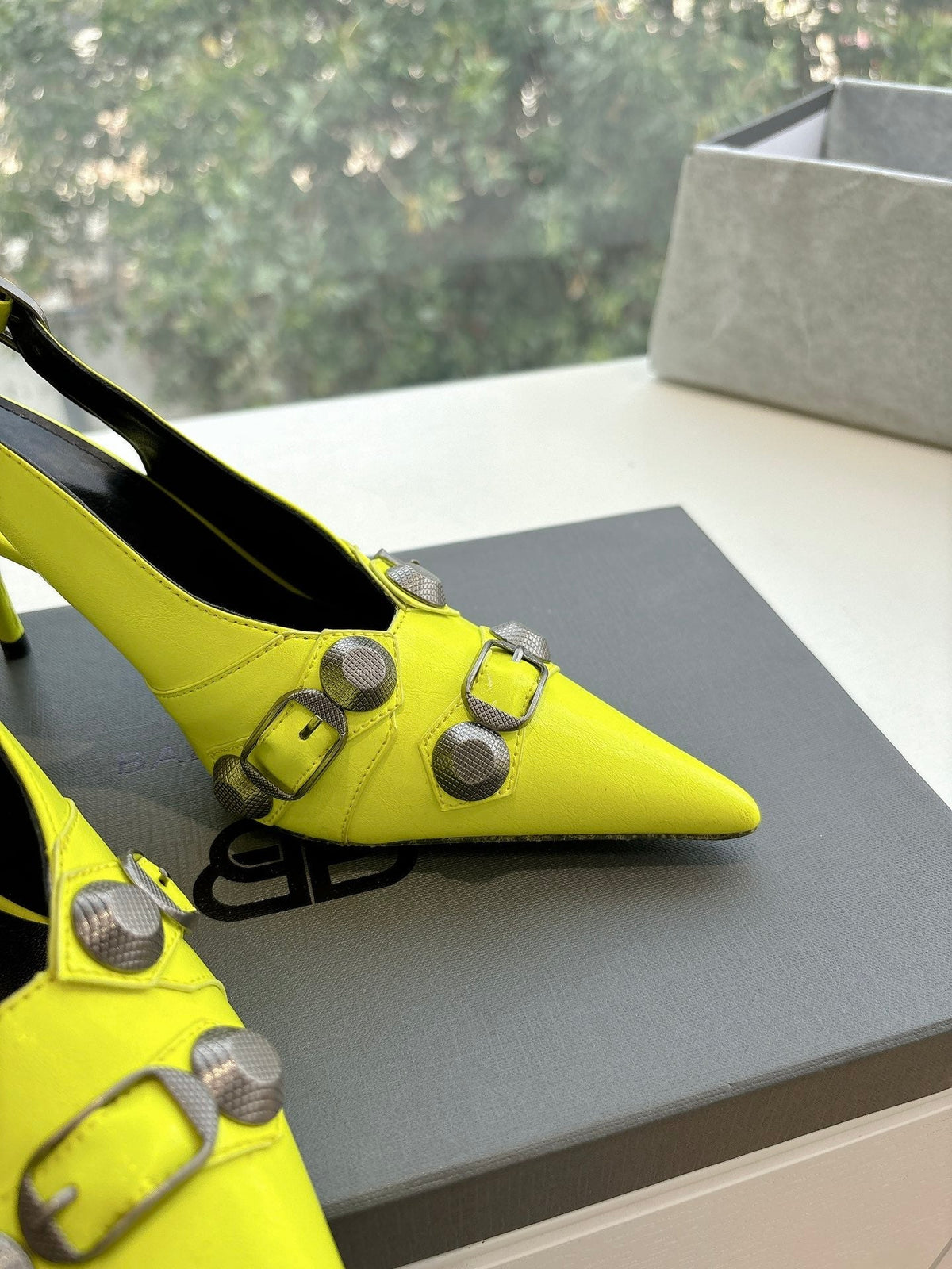 CAGOLE HIGH SLINGBACK IN YELLOW GLOSSY CALFSKIN