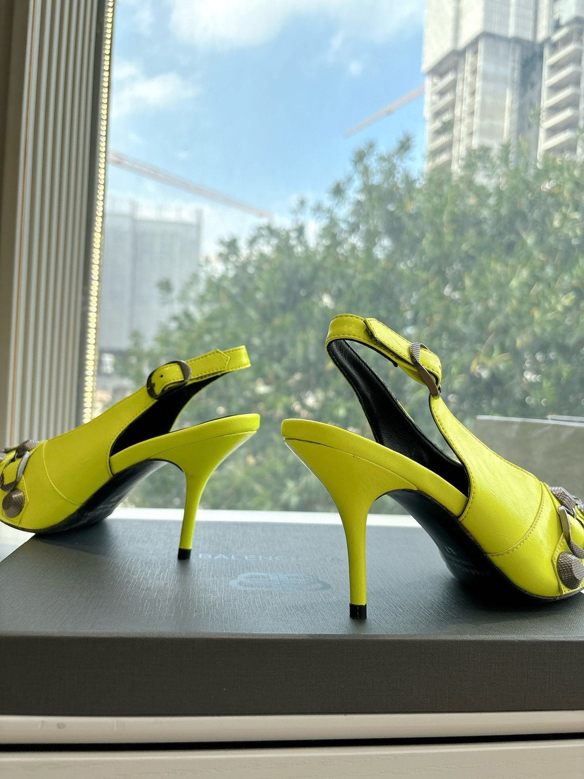 CAGOLE HIGH SLINGBACK IN YELLOW GLOSSY CALFSKIN