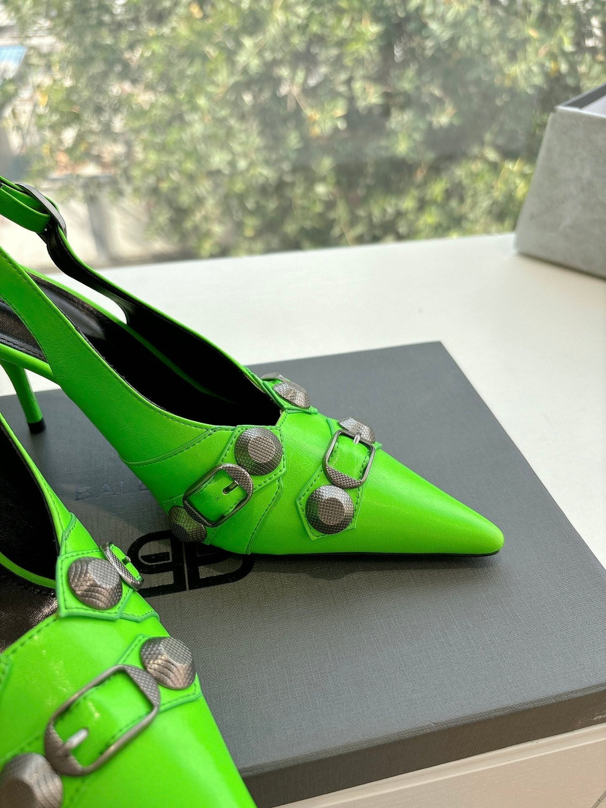 CAGOLE HIGH SLINGBACK IN NEON GREEN GLOSSY CALFSKIN