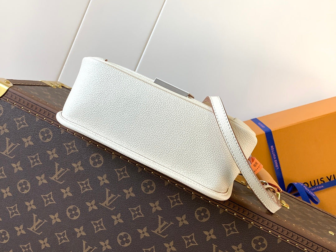 BUCI BAG 24 IN QUARTZ WHITE EPI GRAIN COWHIDE