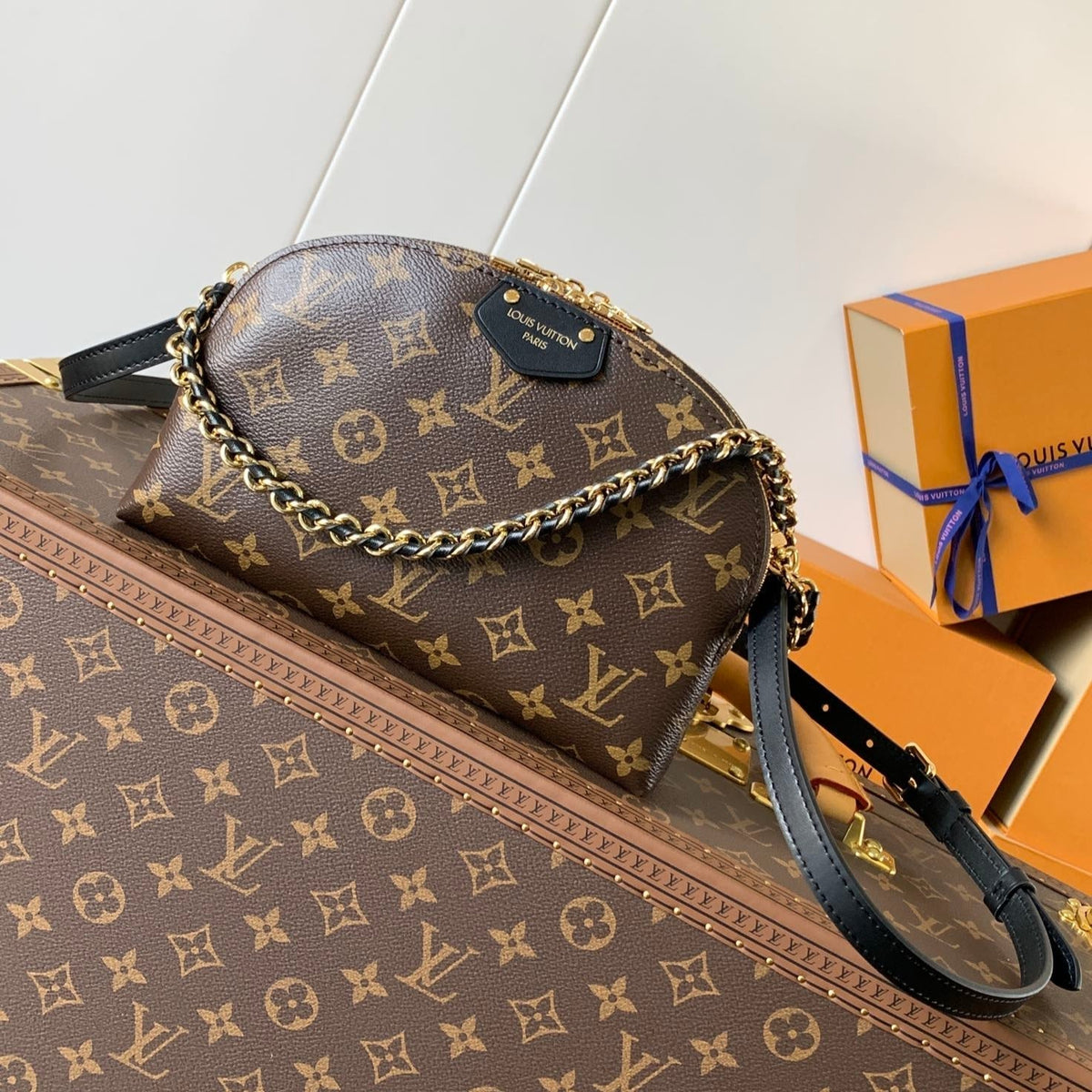ALMA BE BAG 27 IN BROWN MONOGRAM CANVAS AND COWHIDE