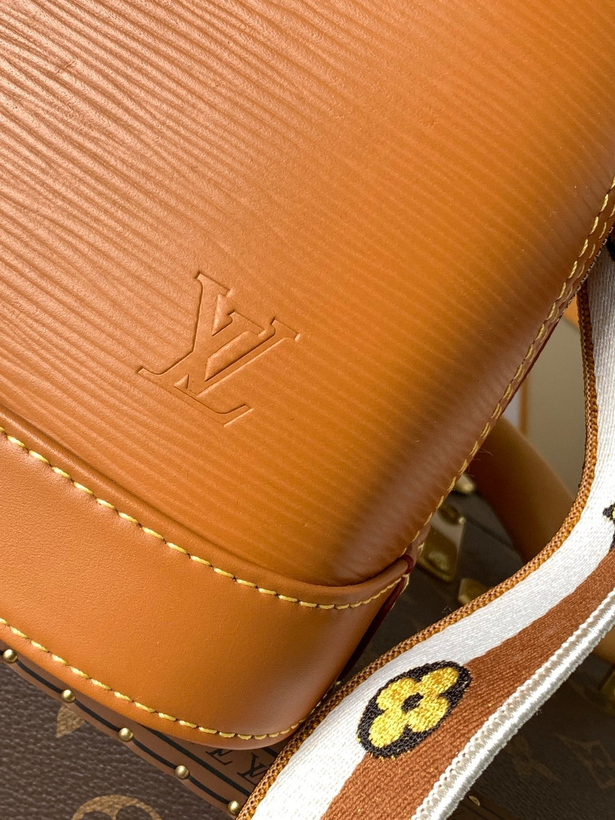ALMA BB BAG 23 IN BRONZE BROWN GRAIN EPI COWHIDE