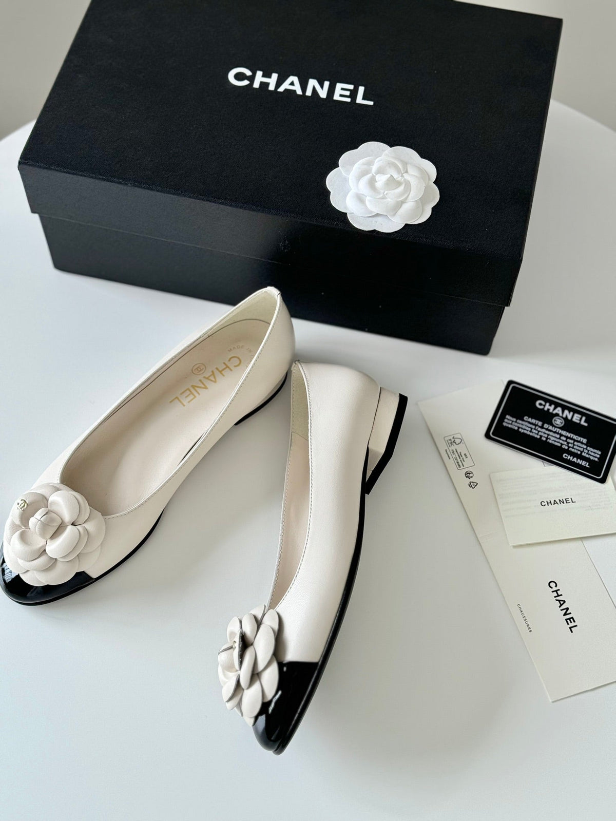 BALLET FLAT WHITE LAMBSKIN WITH FLOWER