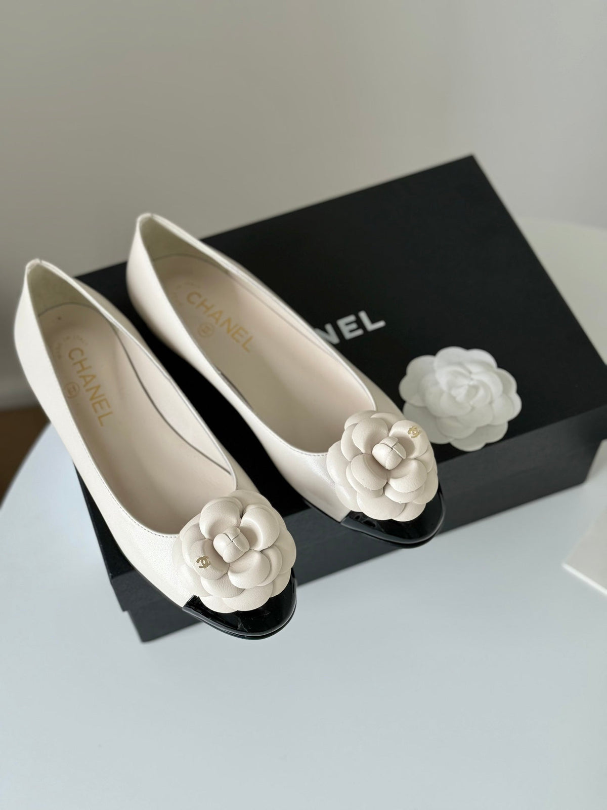 BALLET FLAT WHITE LAMBSKIN WITH FLOWER