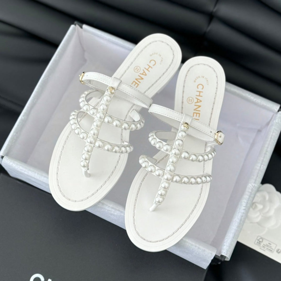 MULE SLIPPERS WITH PEARL CHAIN IN WHITE LAMBSKIN