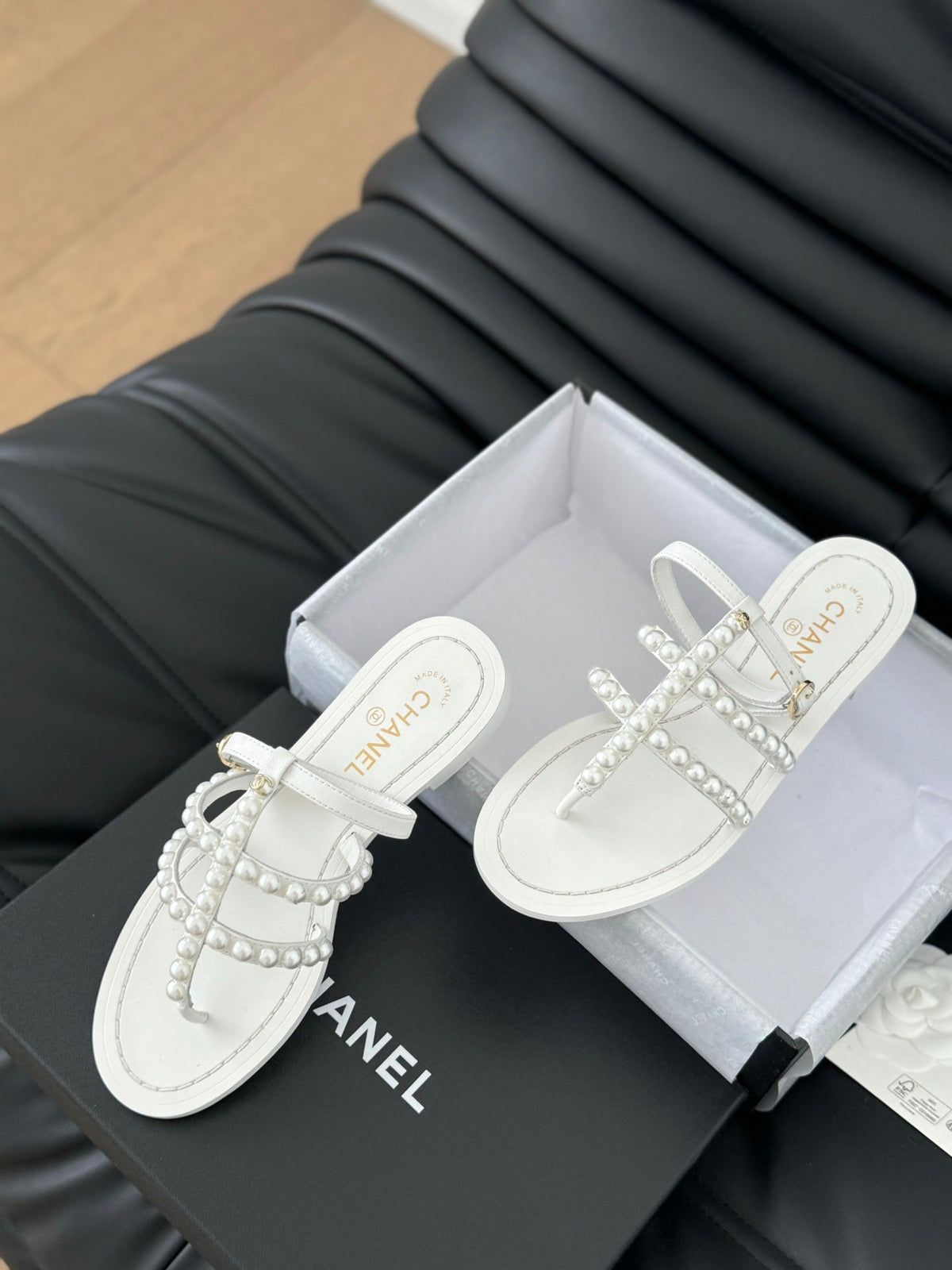 MULE SLIPPERS WITH PEARL CHAIN IN WHITE LAMBSKIN